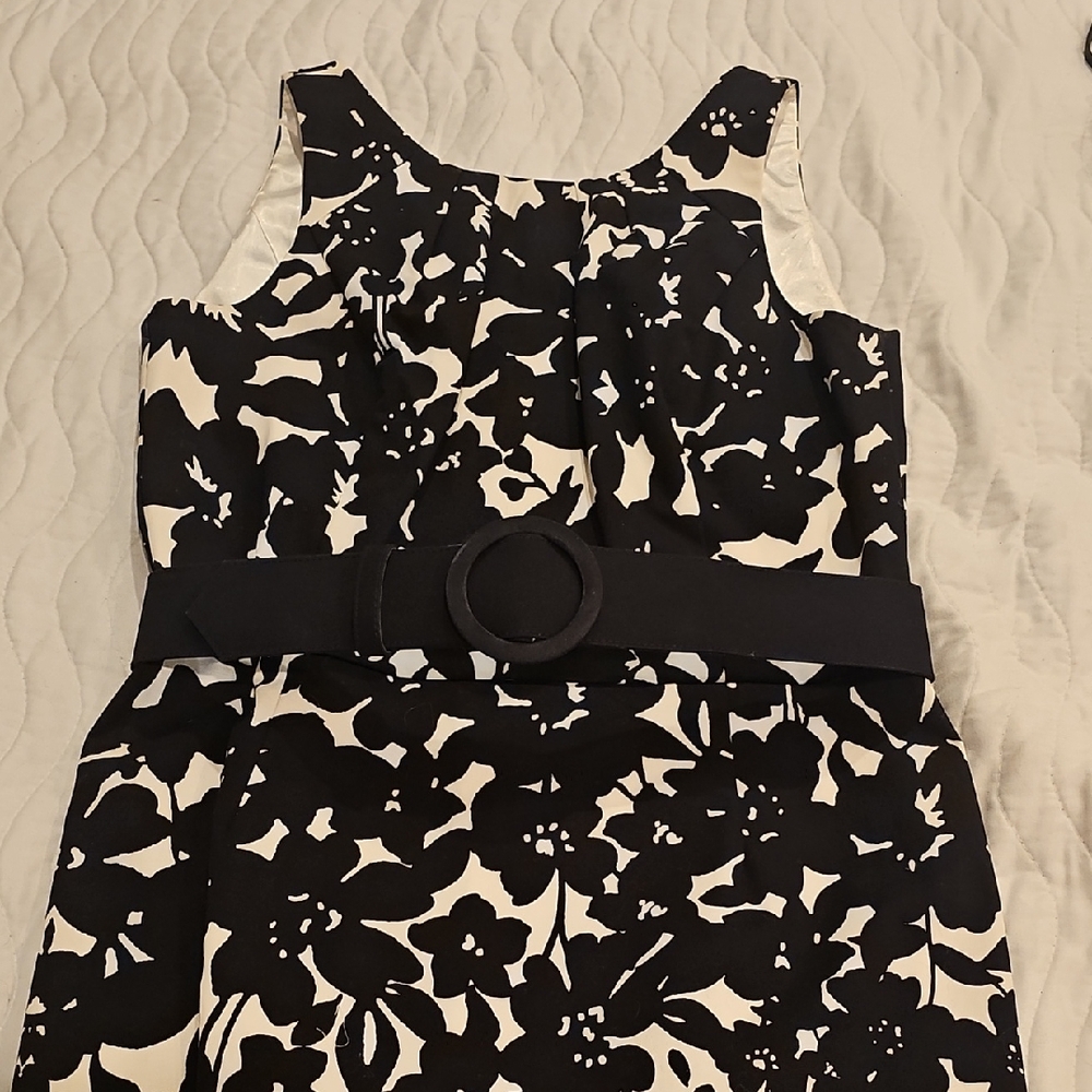 White House Black Market Black and White Sheath Dress Sleeveless Scoop Neck